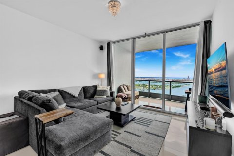 Condominio en venta en Miami, Florida, 1 dormitorio, 84.73 m2 № 2084975 - foto 15