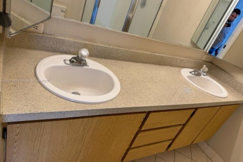 Townhouse in West Palm Beach, Florida 2 bedrooms, 119.66 sq.m. № 1782000 - photo 17
