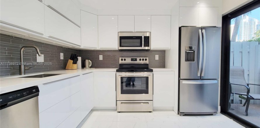 Townhouse in Sunny Isles Beach, Florida 3 bedrooms, 220.18 sq.m. № 1812172