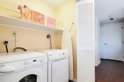 Townhouse in Sunny Isles Beach, Florida 3 bedrooms, 220.18 sq.m. № 1812172 - photo 20