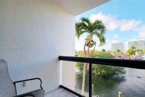 Townhouse in Sunny Isles Beach, Florida 3 bedrooms, 220.18 sq.m. № 1812172 - photo 28