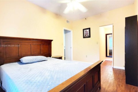 Townhouse in Sunny Isles Beach, Florida 3 bedrooms, 220.18 sq.m. № 1812172 - photo 19