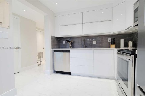 Townhouse in Sunny Isles Beach, Florida 3 bedrooms, 220.18 sq.m. № 1812172 - photo 5