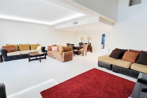 Townhouse in Sunny Isles Beach, Florida 3 bedrooms, 220.18 sq.m. № 1812172 - photo 10