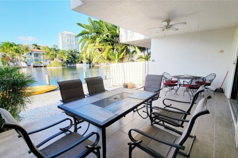 Townhouse in Sunny Isles Beach, Florida 3 bedrooms, 220.18 sq.m. № 1812172 - photo 13