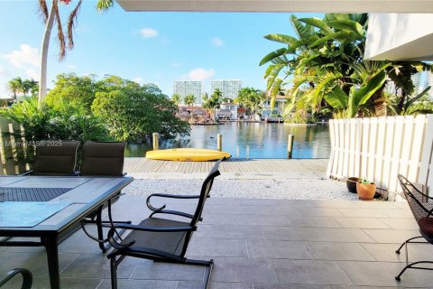 Townhouse in Sunny Isles Beach, Florida 3 bedrooms, 220.18 sq.m. № 1812172 - photo 14