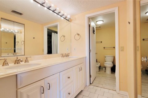 Townhouse in Sunny Isles Beach, Florida 3 bedrooms, 220.18 sq.m. № 1812172 - photo 25