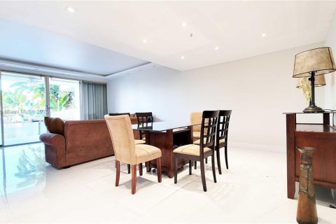 Townhouse in Sunny Isles Beach, Florida 3 bedrooms, 220.18 sq.m. № 1812172 - photo 8
