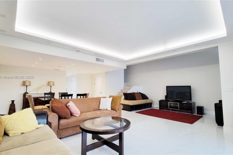 Townhouse in Sunny Isles Beach, Florida 3 bedrooms, 220.18 sq.m. № 1812172 - photo 9