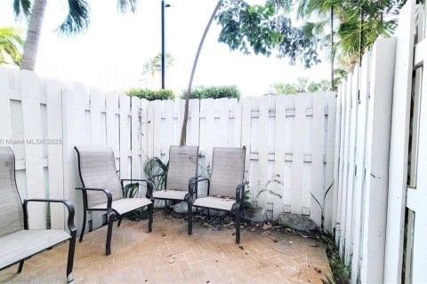 Townhouse in Sunny Isles Beach, Florida 3 bedrooms, 220.18 sq.m. № 1812172 - photo 4