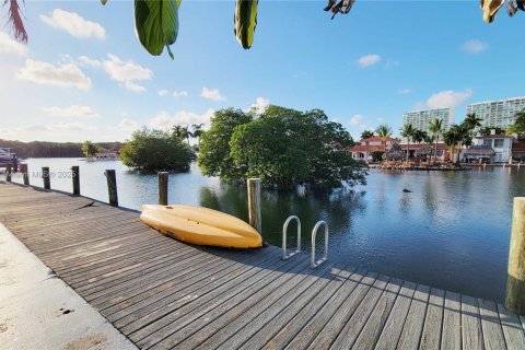 Townhouse in Sunny Isles Beach, Florida 3 bedrooms, 220.18 sq.m. № 1812172 - photo 15