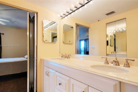 Townhouse in Sunny Isles Beach, Florida 3 bedrooms, 220.18 sq.m. № 1812172 - photo 27