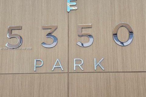 Condo in Doral, Florida, 2 bedrooms № 2247656 - photo 2