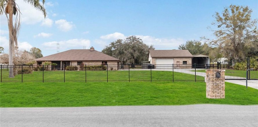 House in Orlando, Florida 4 bedrooms, 252.42 sq.m. № 2148425