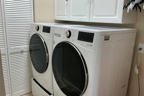 House in Port St. Lucie, Florida 3 bedrooms, 153.29 sq.m. № 2027498 - photo 17