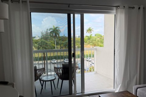 Condo in West Palm Beach, Florida, 3 rooms № 2176717 - photo 12