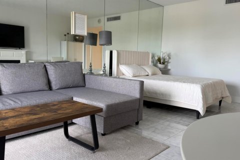 Condo in West Palm Beach, Florida, 3 rooms № 2176717 - photo 4
