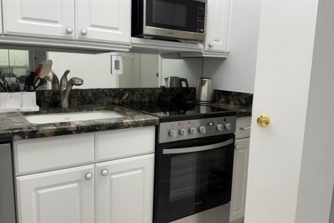 Condo in West Palm Beach, Florida, 3 rooms № 2176717 - photo 9
