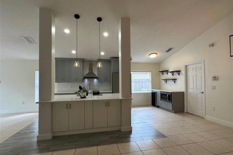 House in Orlando, Florida 4 bedrooms, 150.5 sq.m. № 2277949 - photo 11