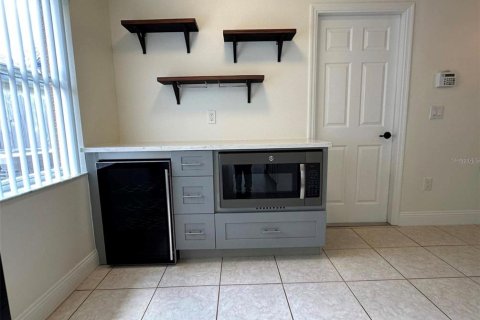 House in Orlando, Florida 4 bedrooms, 150.5 sq.m. № 2277949 - photo 10