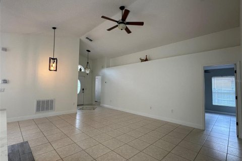 House in Orlando, Florida 4 bedrooms, 150.5 sq.m. № 2277949 - photo 8