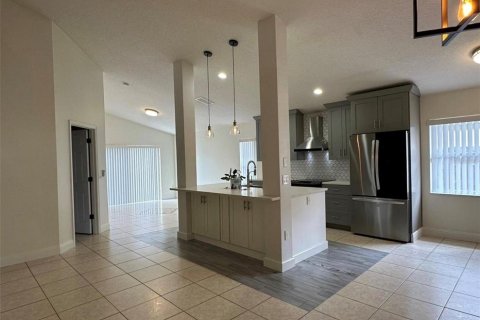House in Orlando, Florida 4 bedrooms, 150.5 sq.m. № 2277949 - photo 4