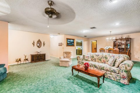 House in Vero Beach, Florida 3 bedrooms, 219.81 sq.m. № 2146744 - photo 9