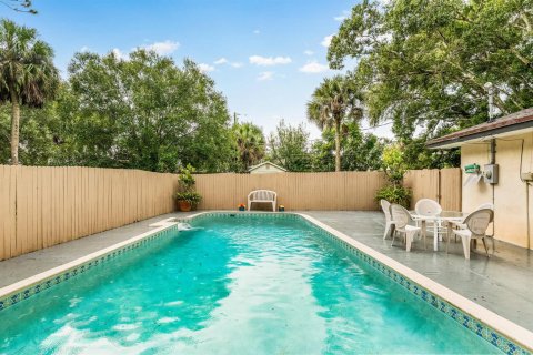 House in Vero Beach, Florida 3 bedrooms, 219.81 sq.m. № 2146744 - photo 2