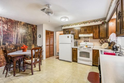 House in Vero Beach, Florida 3 bedrooms, 219.81 sq.m. № 2146744 - photo 17