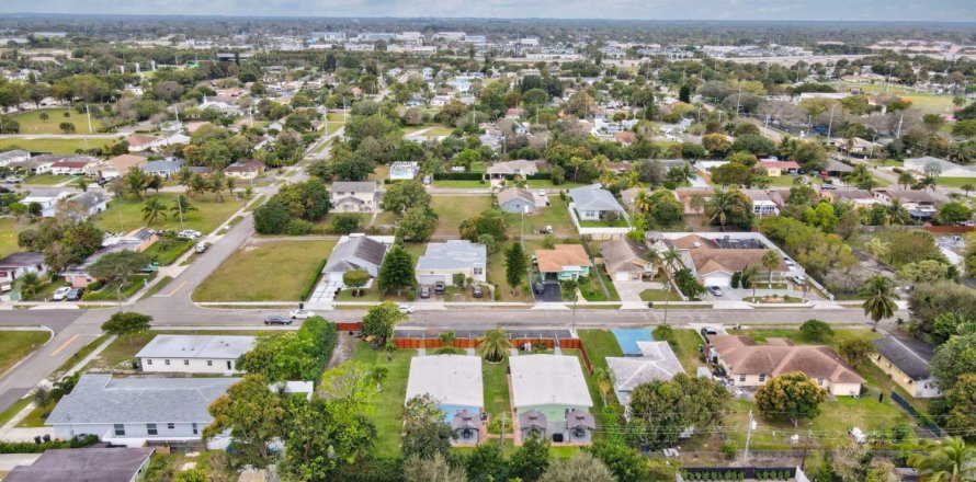 Commercial property in Delray Beach, Florida 273.5 sq.m. № 994027