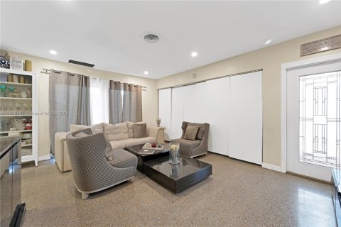 Villa ou maison à vendre à Hollywood, Floride: 2 chambres, 95.13 m2 № 2034989 - photo 8