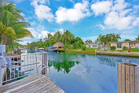 Villa ou maison à vendre à Hollywood, Floride: 2 chambres, 95.13 m2 № 2034989 - photo 24