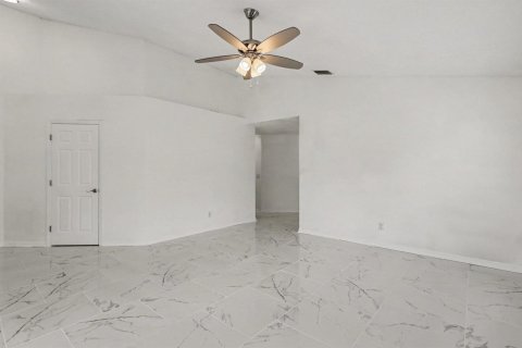 Villa ou maison à vendre à Palm Bay, Floride: 3 chambres, 167.97 m2 № 2385136 - photo 4