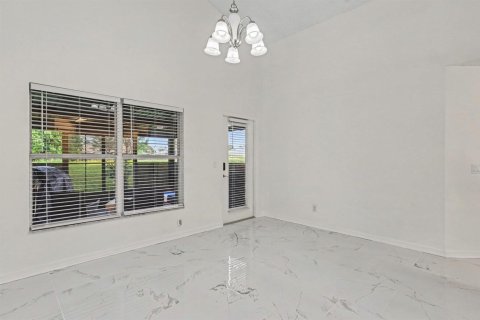 Villa ou maison à vendre à Palm Bay, Floride: 3 chambres, 167.97 m2 № 2385136 - photo 29
