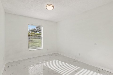 Villa ou maison à vendre à Palm Bay, Floride: 3 chambres, 167.97 m2 № 2385136 - photo 16