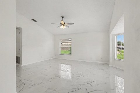 Villa ou maison à vendre à Palm Bay, Floride: 3 chambres, 167.97 m2 № 2385136 - photo 5