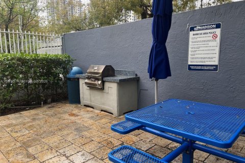 Condo in Miami, Florida, 2 bedrooms  № 2053070 - photo 12