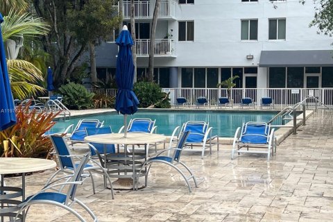 Condo in Miami, Florida, 2 bedrooms  № 2053070 - photo 16