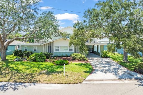 House in Redington Beach, Florida 3 bedrooms, 218.51 sq.m. № 1898828 - photo 2