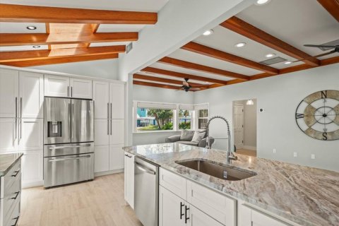 House in Redington Beach, Florida 3 bedrooms, 218.51 sq.m. № 1898828 - photo 17