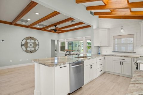 House in Redington Beach, Florida 3 bedrooms, 218.51 sq.m. № 1898828 - photo 18