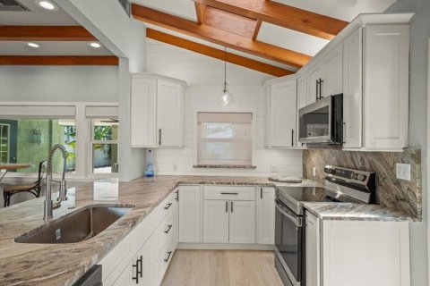 House in Redington Beach, Florida 3 bedrooms, 218.51 sq.m. № 1898828 - photo 15