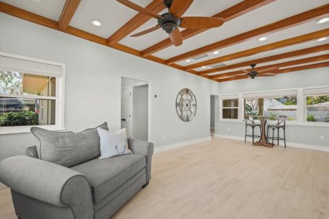 House in Redington Beach, Florida 3 bedrooms, 218.51 sq.m. № 1898828 - photo 10