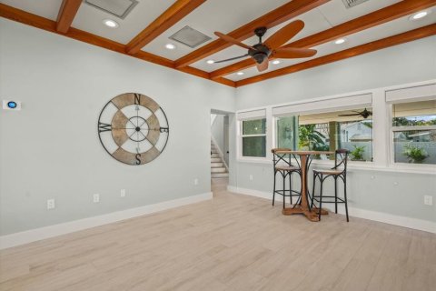 House in Redington Beach, Florida 3 bedrooms, 218.51 sq.m. № 1898828 - photo 11