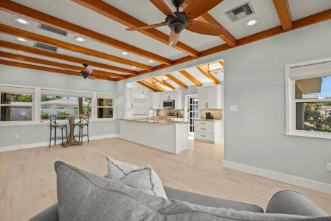 House in Redington Beach, Florida 3 bedrooms, 218.51 sq.m. № 1898828 - photo 9