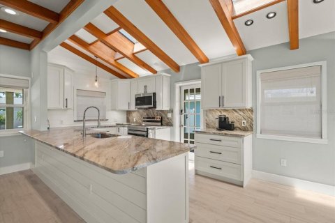 House in Redington Beach, Florida 3 bedrooms, 218.51 sq.m. № 1898828 - photo 14