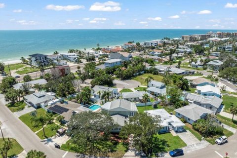 House in Redington Beach, Florida 3 bedrooms, 218.51 sq.m. № 1898828 - photo 1