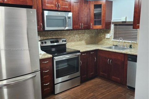 Купить кондоминиум в Пемброк-Пайнс, Флорида 2 спальни, 108.7м2, № 1979902 - фото 3