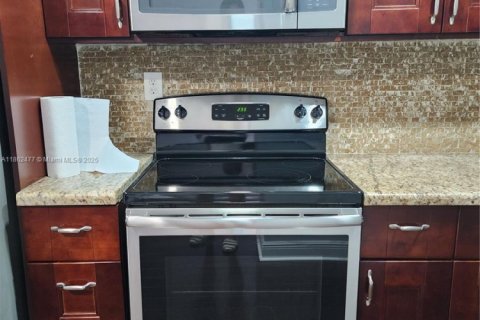 Купить кондоминиум в Пемброк-Пайнс, Флорида 2 спальни, 108.7м2, № 1979902 - фото 17