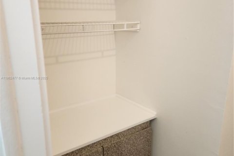 Купить кондоминиум в Пемброк-Пайнс, Флорида 2 спальни, 108.7м2, № 1979902 - фото 11